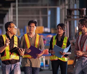 funcionario da industria trabalhando 