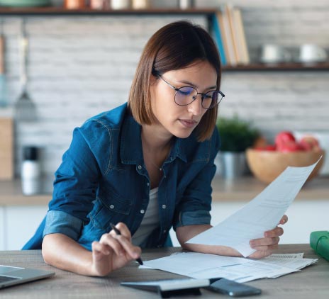 mulher analisando documentos 