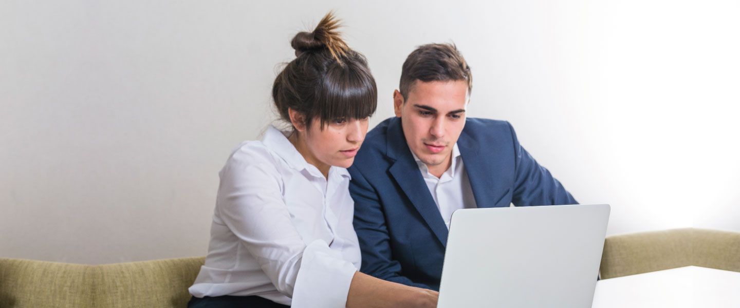 Jovem, homem negócios, e, executiva, usando computador portátil