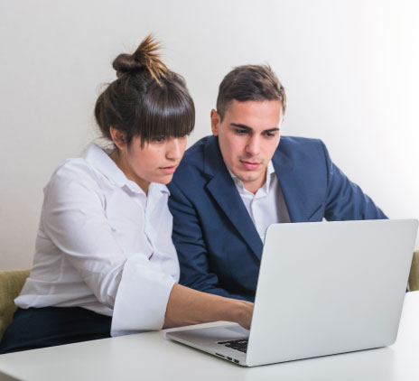 Jovem, homem negócios, e, executiva, usando computador portátil