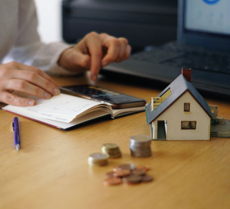 Foto aproximada de uma pessoa pensando em comprar ou vender uma casa