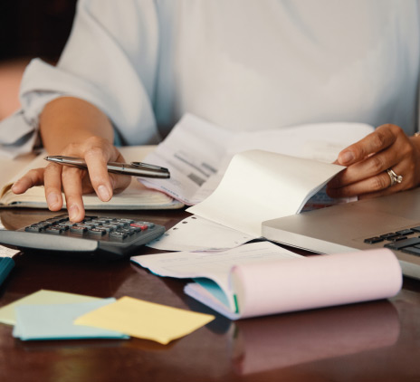 Empresário trabalhando com contas