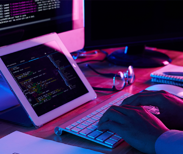 Computador iluminado por luzes coloridas