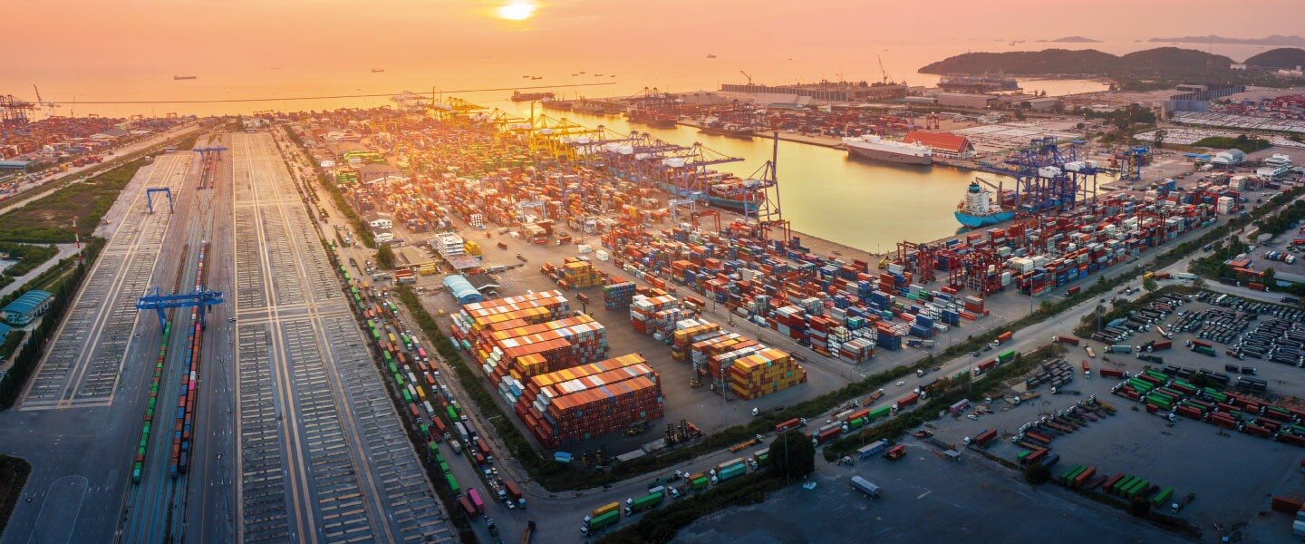 Embarcações, navios e um porto